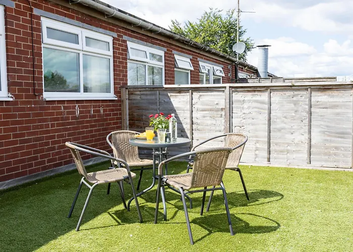 Manchester Airport Modernised Apartment - Free Parking