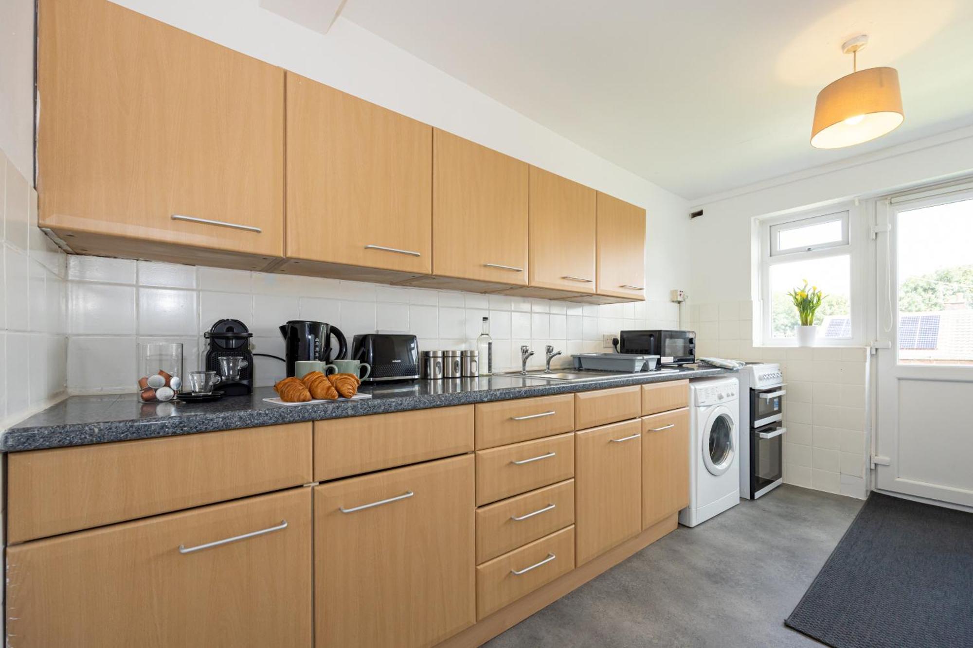 Manchester Airport Modernised - Free Parking Apartment *